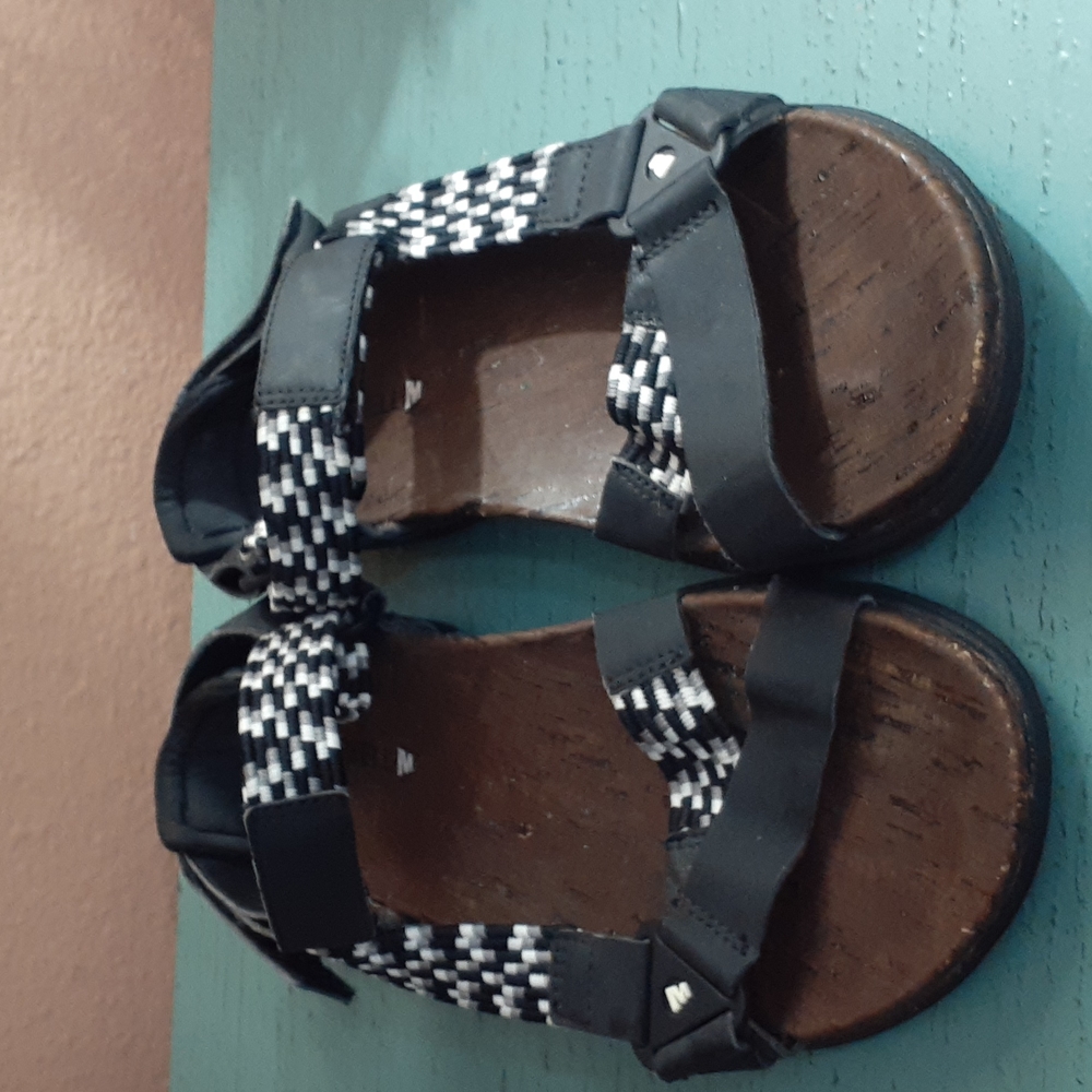 Merrell Black & White Sandals size 7